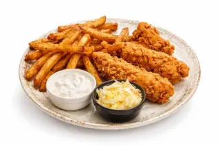 Pui Crispy cu Cartofi Prăjiți și Sos Aioli