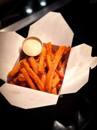 bataty - frytki, sos pieczony czosnek