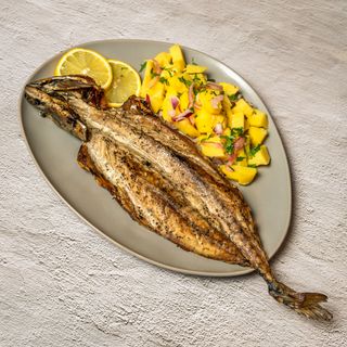 Скумрия на жар с картофена салата