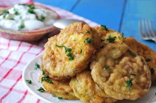 Dovlecei pane, risotto cu legume, salată de varză proaspata, chifla