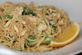 Спагети с пилешко бонфиле и броколи (500г)