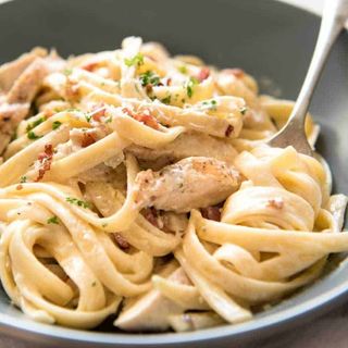 Esparguete com frango, cogumelos e natas