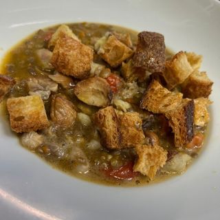 Zuppa con lenticchie, castagne e salsiccia