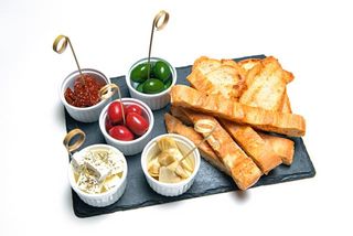 ანტიპასტო ფერადი ზეთისხილით, ფეტა ყველით,
არტიშოკით, პომიდვრის ჩირით და ბოსტნეულის მუსით