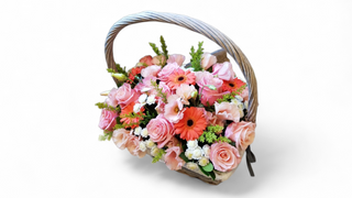 Pastelna korpa s cvećem