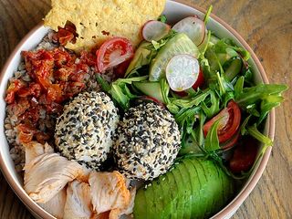 Боул з рисом і лососем