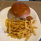 Бургер с панирано пилешко