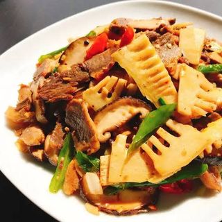 58. Ternera Con Bambú Y Setas Chinas