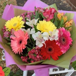 გერბერები და ასტრომერიების თაიგული