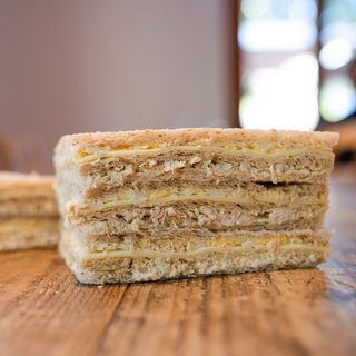 2 Sándwiches de miga triples especiales