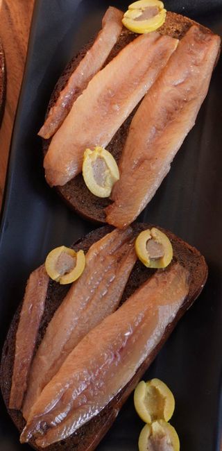 Tostada de pan negro con sardinas