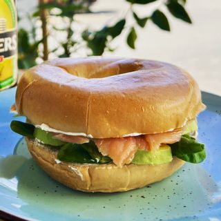 Bagel Con Philadelphia, salmón y aguacate