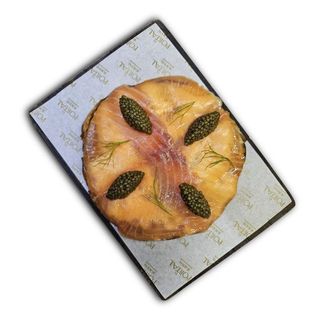 Pizza extracrujiente stracciatela, salmón ahumado y caviar