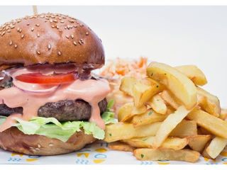 Meniu Classic beef burger cu cartofi prajiti inclusi