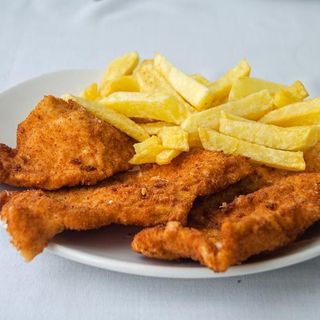 PECHUGA EMPANADA CON PATATAS Y HUEVO