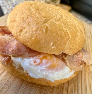 Coixinet d'ou ferrat, bacó i maionesa