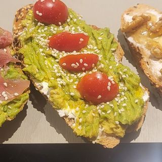 Tostada  de Aguacate, tomate 