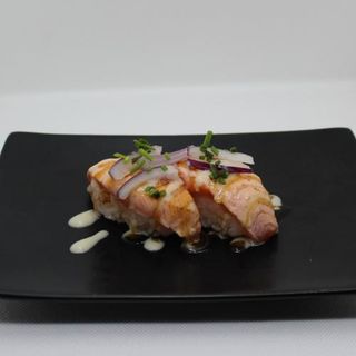 nigiri de salmón flameado (2 piezas)