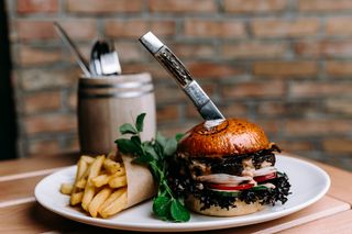 FORBIDDEN BURGER CU CARTOFI PAI