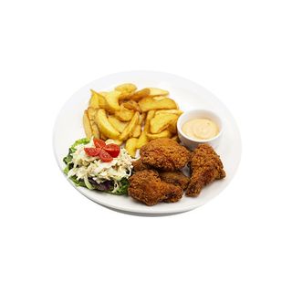 Aripioare picante crispy , cartofi wedges si salata Coleslaw
