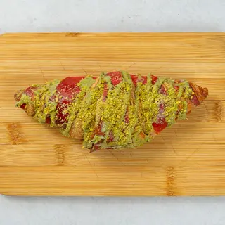Croissant malinowy z polewą pistacjową 110g