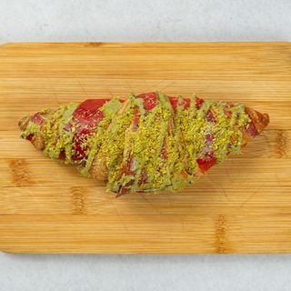 Croissant malinowy z polewą pistacjową 110g