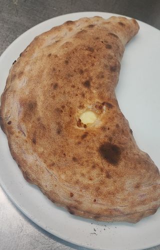 Calzone con prosciutto e mozzarella