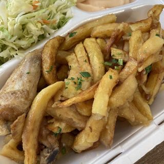 Aripioare prăjite înăbușite in mujdei de usturoi, cartofi și salata