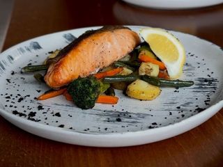 Філе лосося з овочами (285g)