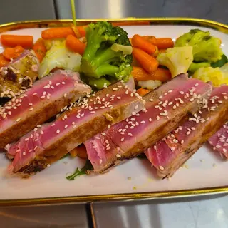 Tataki de ton cu mix de legume și caramel de soia