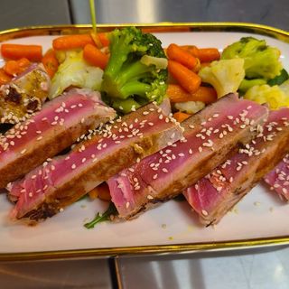 Tataki de ton cu mix de legume și caramel de soia
