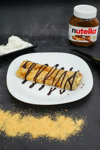 Palačinka sa Nutellom, plazmom u mleku, lešnikom i šlagom