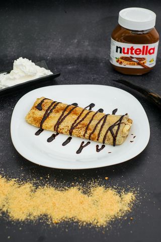 Palačinka sa Nutellom, plazmom u mleku, lešnikom i šlagom