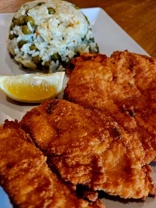 Pileći pohani odrezak s prilogom