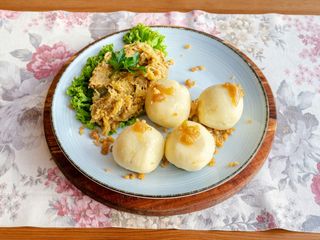 Pyzy z mięsem 4szt z  kapustą zasmażaną z boczkiem i skwarkami  i okrasą