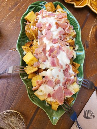 Patatas Bravas Con Queso Y Bacon