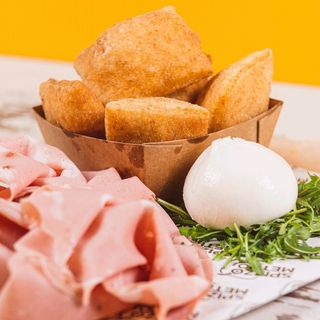 Coccoli mortadella, burrata e salsa di pistacchi