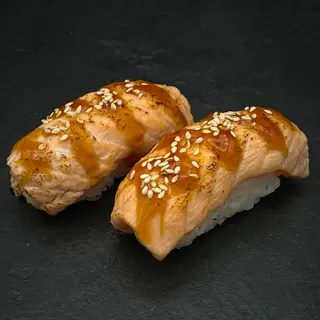 Nigiri z łososiem grill 
