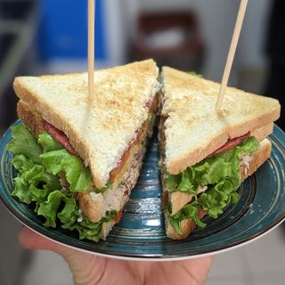 Туна клаб сэндвич