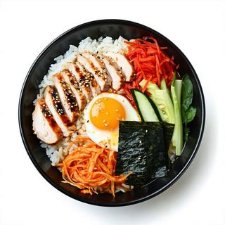 Bibimbap (Arroz con cerdo, gambas, verduras, huevo y salsa PICANTE coreana)