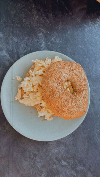 Bagel revuelto de huevos 