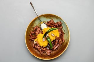 Pastramă de oaie la grătar cu mămăliguță şi mujdei