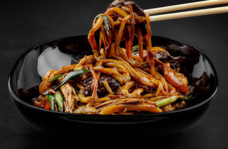 Noodles la wok cu legume