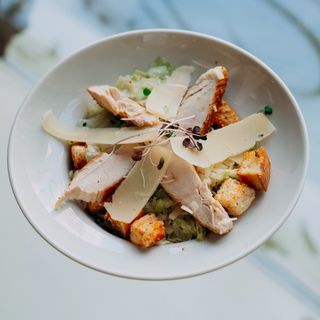 სალათი ცეზარი ქათმით და პარმეზანით