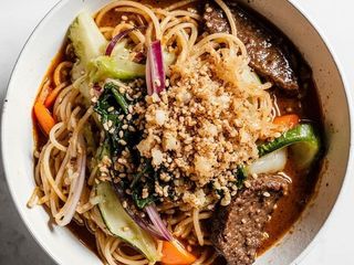 Udon z wieprzowiną i warzywami na ostro (450g)