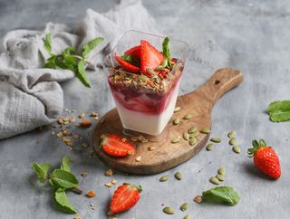 Բնական յոգուրտ գրանոլայով և սեզոնային մրգերով