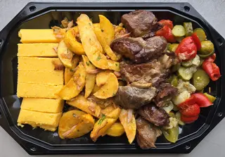 Platou țărănesc cu carne la garniță