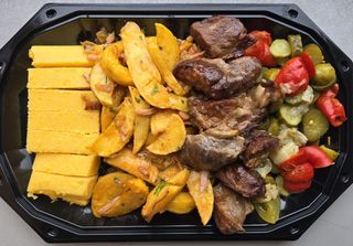 Platou țărănesc cu carne la garniță