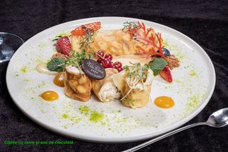 Clătite cu mere și sos de ciocolată albă