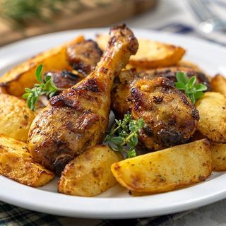 Pulpe de pui la cuptor cu cartofi wedges și acritura (castraveti murati)